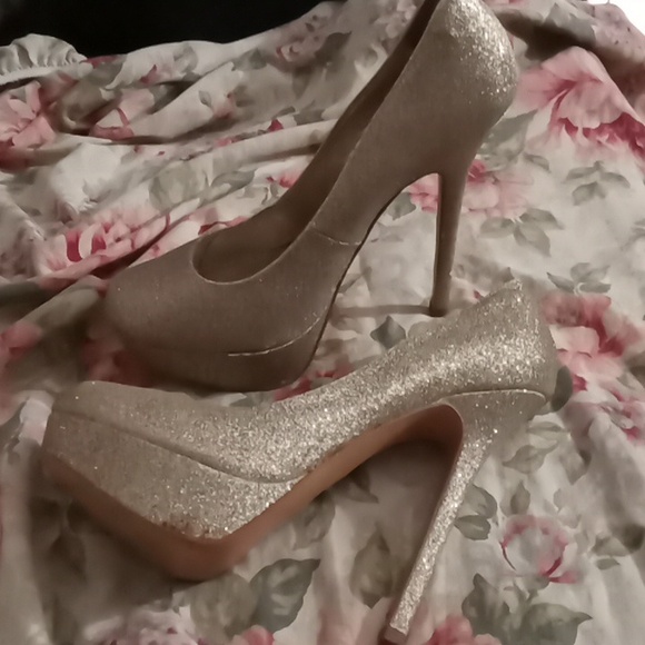 STEVE MADDEN  GOLD SEQUINS SPIKED HIGH HEELS 9.5 - Picture 4 of 6